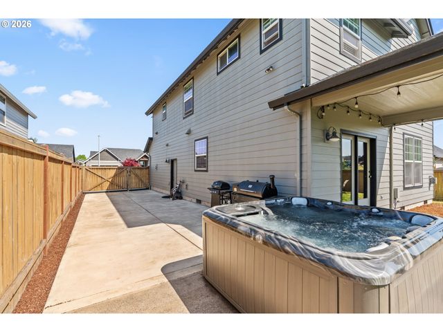 1810 CEDAR BROOK Dr, Eugene, OR 97402