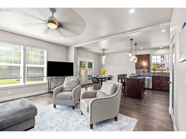 1810 CEDAR BROOK Dr, Eugene, OR 97402