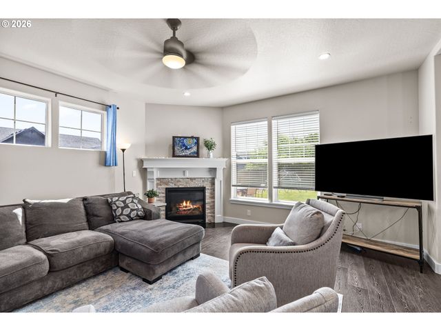 1810 CEDAR BROOK Dr, Eugene, OR 97402