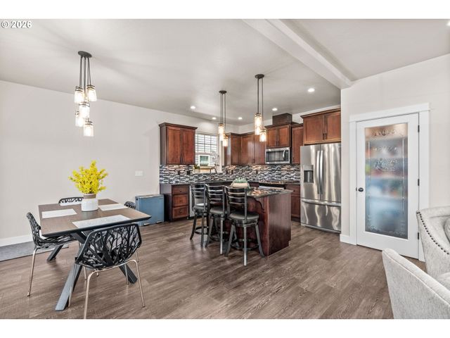 1810 CEDAR BROOK Dr, Eugene, OR 97402