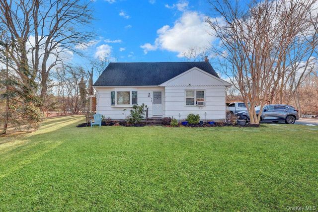 10 Eastport Manor Road, Eastport, NY 11941