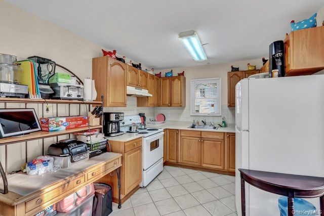 10 Eastport Manor Road, Eastport, NY 11941