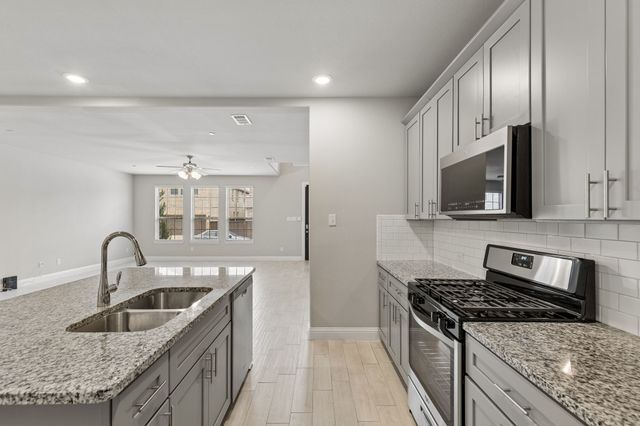 911 Ponds Edge Lane, Euless, TX 76040