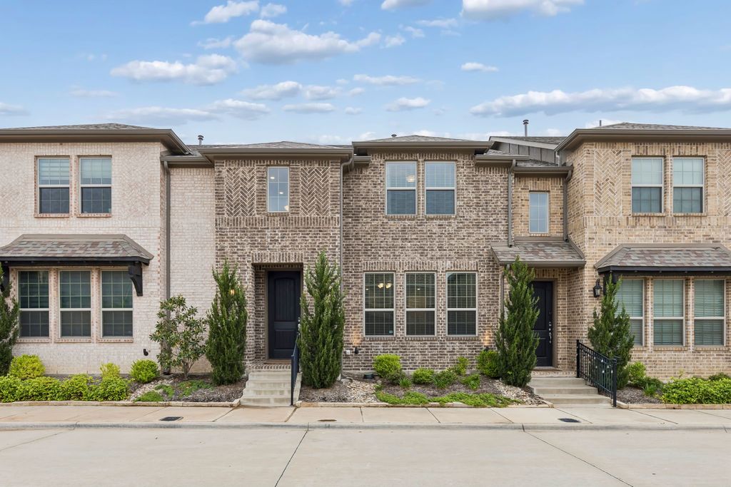 911 Ponds Edge Lane, Euless, TX 76040