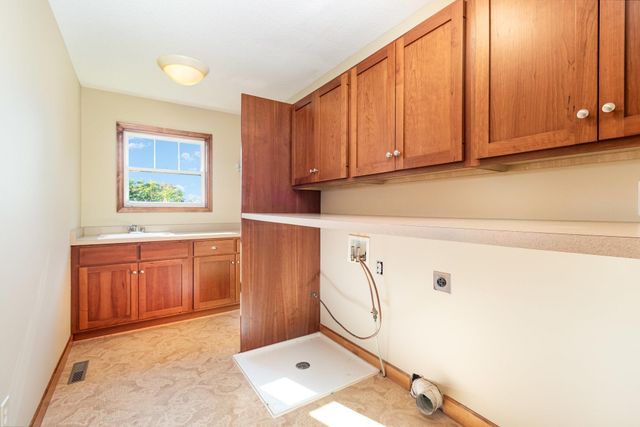 8124 Clifford Circle, Inver Grove Heights, MN 55076