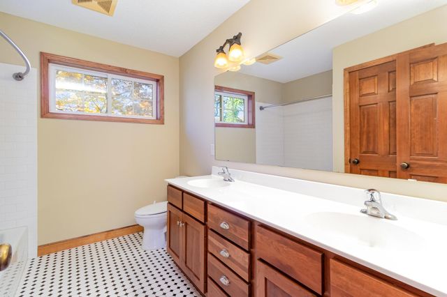 8124 Clifford Circle, Inver Grove Heights, MN 55076