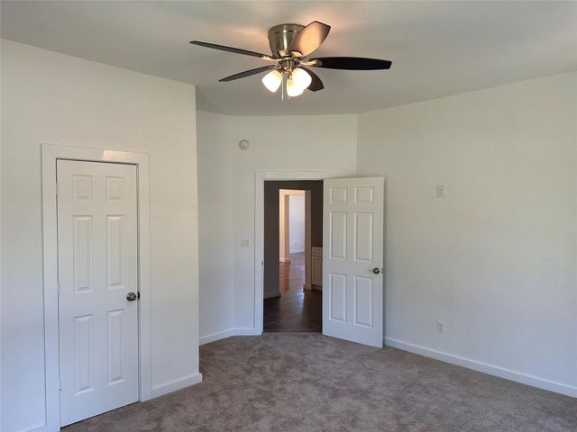 561 S Chambers ST, Giddings, TX 78942