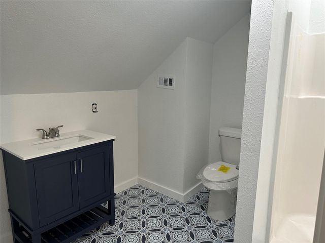 561 S Chambers ST, Giddings, TX 78942