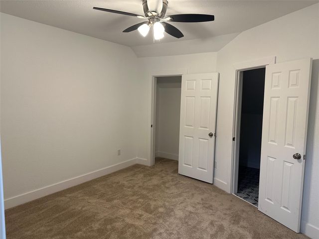 561 S Chambers ST, Giddings, TX 78942