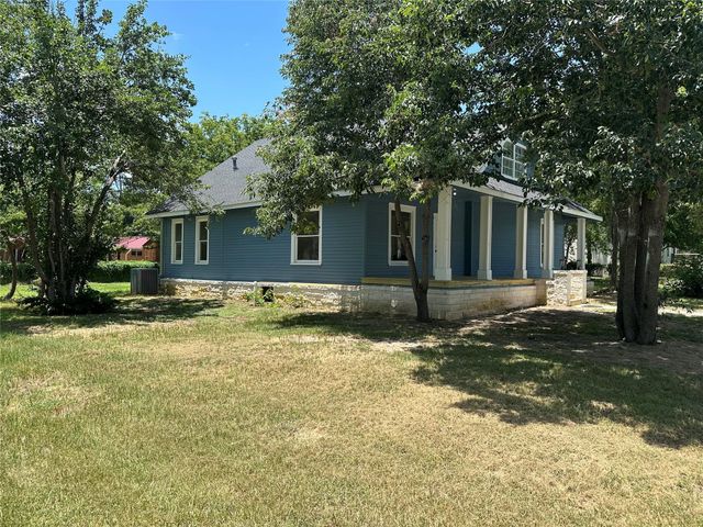561 S Chambers ST, Giddings, TX 78942