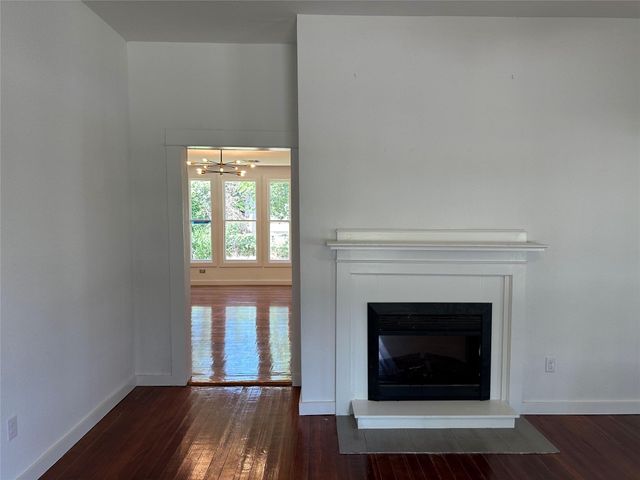 561 S Chambers ST, Giddings, TX 78942