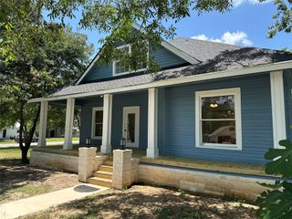561 S Chambers ST, Giddings, TX 78942