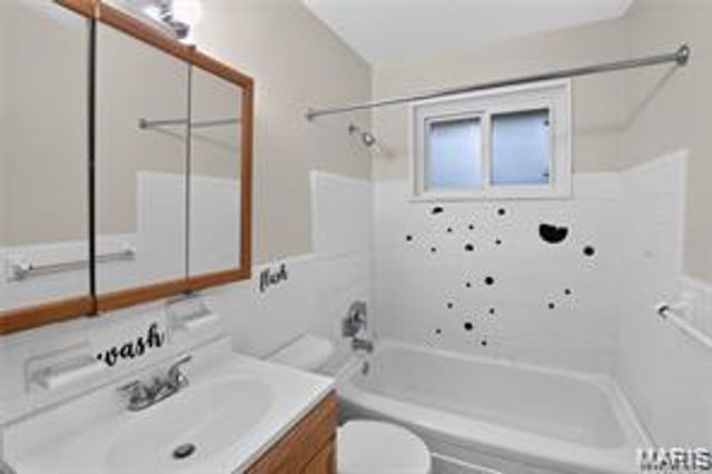 7744 Ellington Drive, St Louis, MO 63121