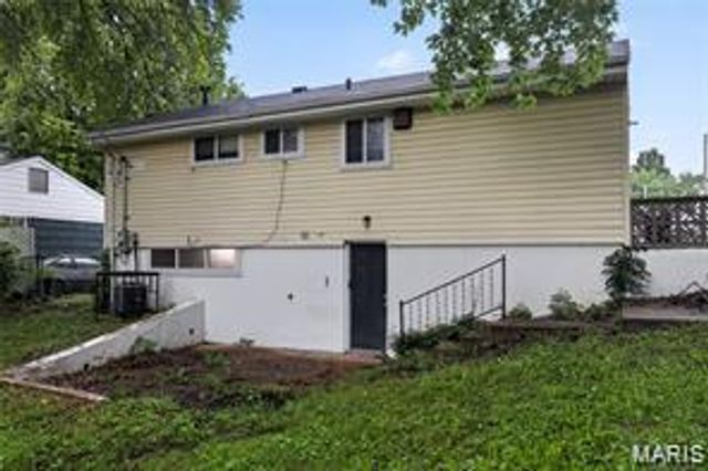 7744 Ellington Drive, St Louis, MO 63121