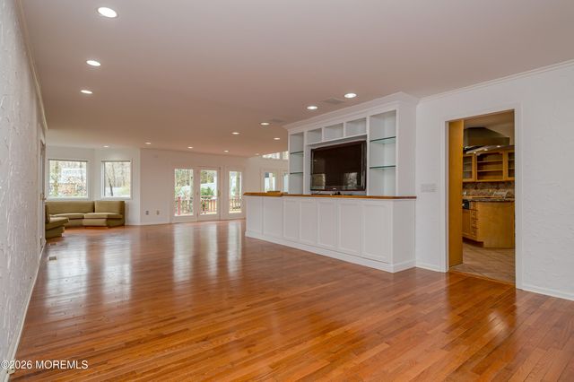 25 Dellwood Court, Middletown, NJ 07748