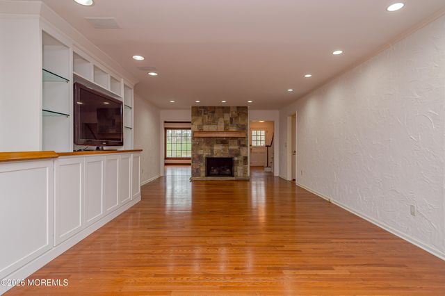 25 Dellwood Court, Middletown, NJ 07748