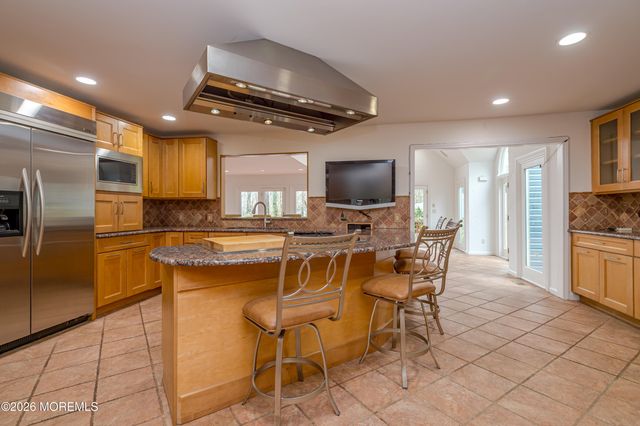 25 Dellwood Court, Middletown, NJ 07748