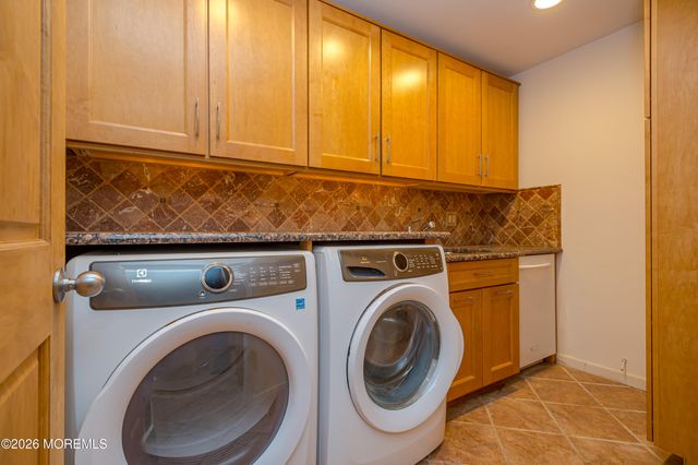 25 Dellwood Court, Middletown, NJ 07748