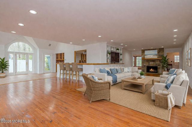 25 Dellwood Court, Middletown, NJ 07748