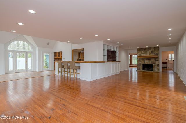 25 Dellwood Court, Middletown, NJ 07748