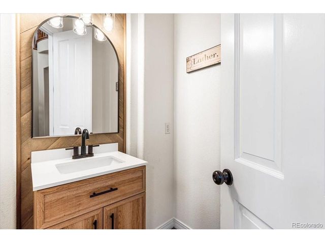 10069 Longview Dr, Lone Tree, CO 80124