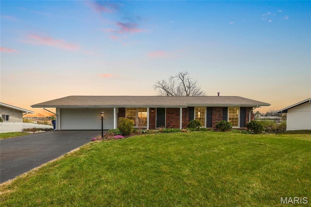 182 Meadowlark Drive, St Louis, MO 63146