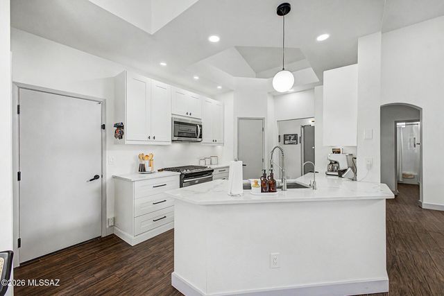 10007 E Via Del Fandango, Tucson, AZ 85747
