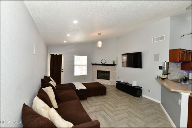 823 SAGUARO PARK Court, El Paso, TX 79932