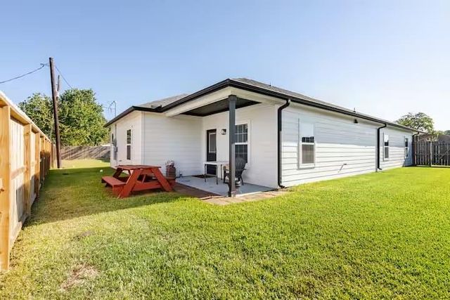 2114 W Humble Avenue, Baytown, TX 77520