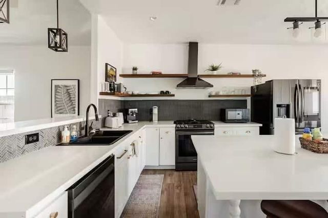 2114 W Humble Avenue, Baytown, TX 77520