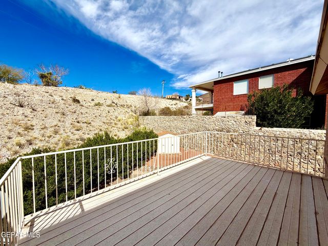 1013 VIA DE LA PAZ Drive, El Paso, TX 79912