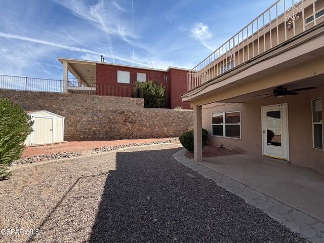 1013 VIA DE LA PAZ Drive, El Paso, TX 79912