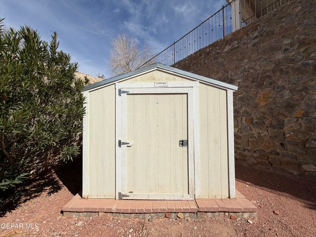 1013 VIA DE LA PAZ Drive, El Paso, TX 79912