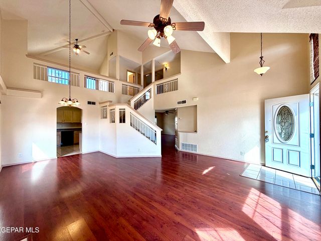 1013 VIA DE LA PAZ Drive, El Paso, TX 79912