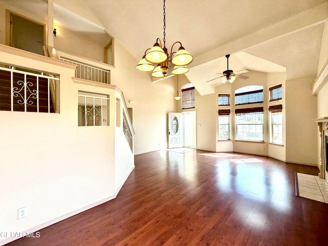 1013 VIA DE LA PAZ Drive, El Paso, TX 79912