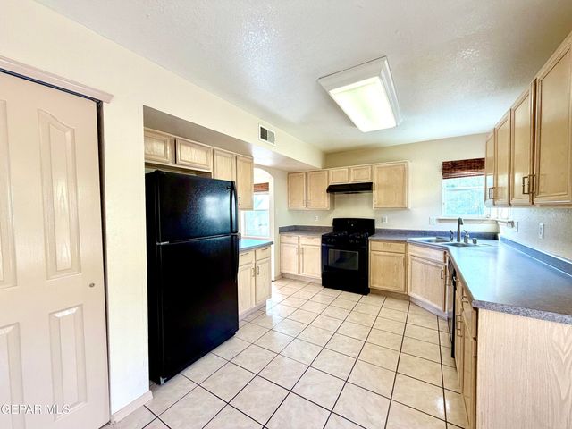 1013 VIA DE LA PAZ Drive, El Paso, TX 79912