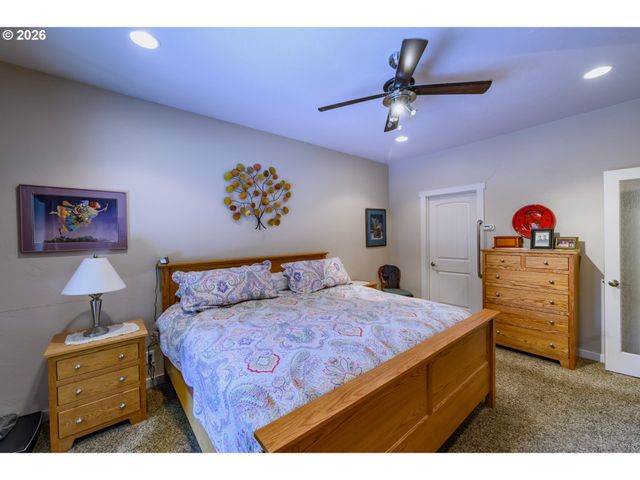 48482 E MEADOW Way, Oakridge, OR 97463