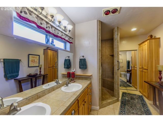 48482 E MEADOW Way, Oakridge, OR 97463