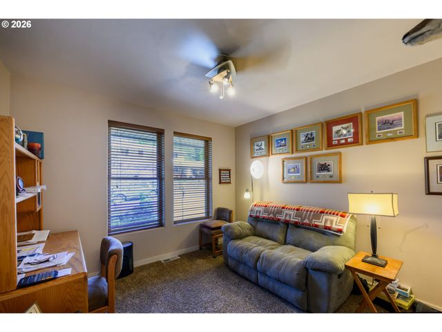 48482 E MEADOW Way, Oakridge, OR 97463