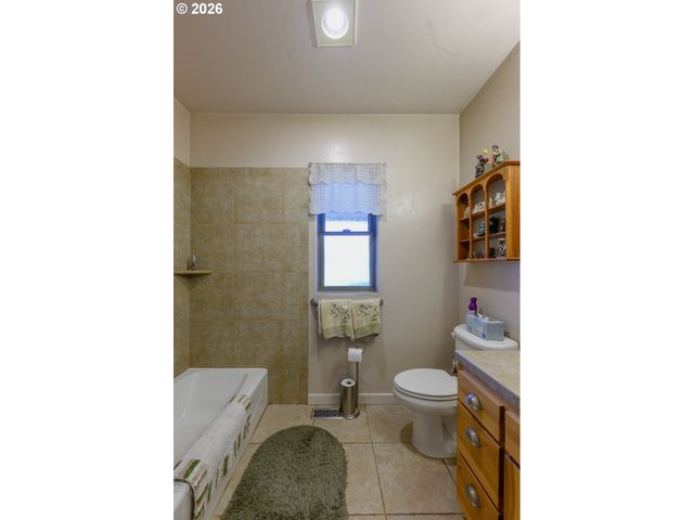 48482 E MEADOW Way, Oakridge, OR 97463