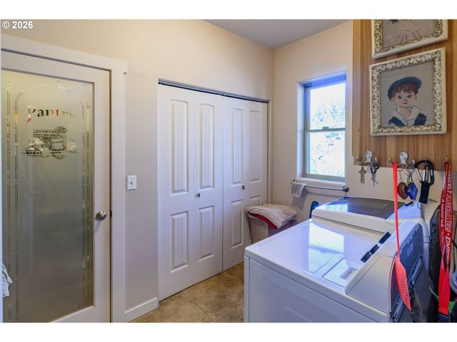 48482 E MEADOW Way, Oakridge, OR 97463