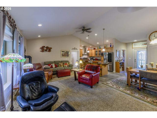 48482 E MEADOW Way, Oakridge, OR 97463