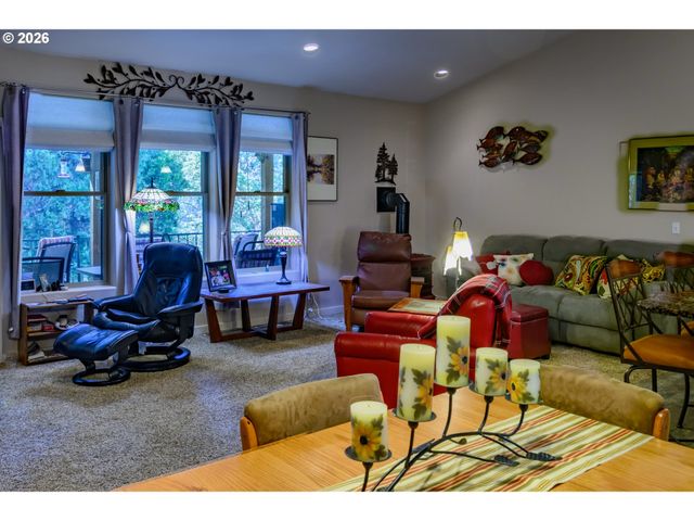 48482 E MEADOW Way, Oakridge, OR 97463