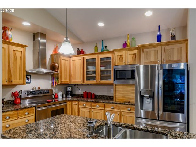 48482 E MEADOW Way, Oakridge, OR 97463