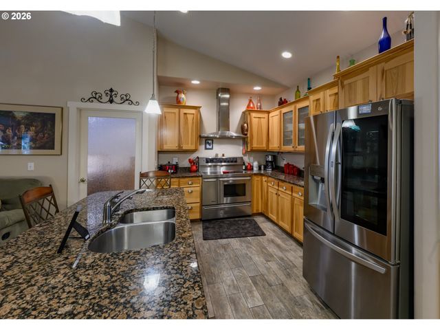 48482 E MEADOW Way, Oakridge, OR 97463