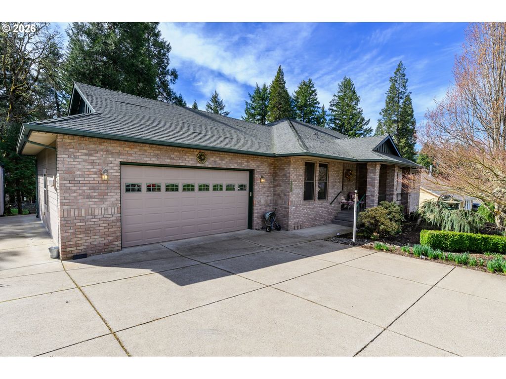 48482 E MEADOW Way, Oakridge, OR 97463