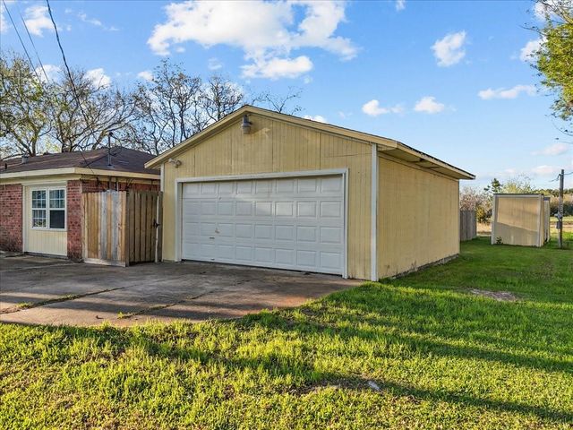 13434 24th Street, Santa Fe, TX 77510