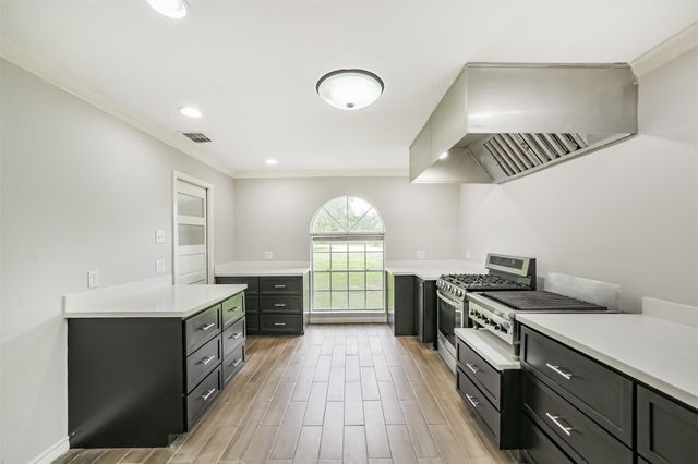 912 Brook Forest Drive, Conroe, TX 77385