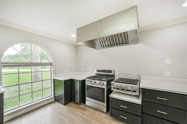 912 Brook Forest Drive, Conroe, TX 77385