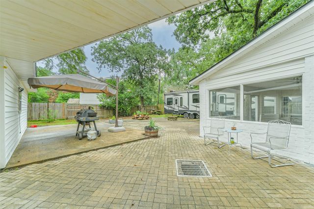 912 Brook Forest Drive, Conroe, TX 77385